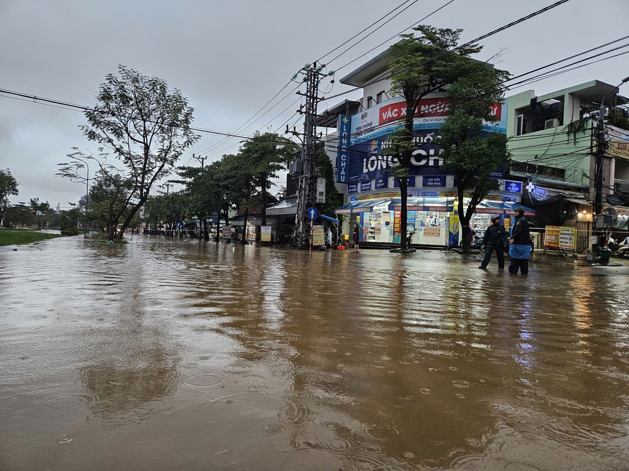 CLIP: Mưa lớn, xuất hiện hố sụp ở khu chung cư ở Đà Nẵng- Ảnh 12. CLIP: Mưa lớn, xuất hiện hố sụp ở khu chung cư ở Đà Nẵng- Ảnh 12.