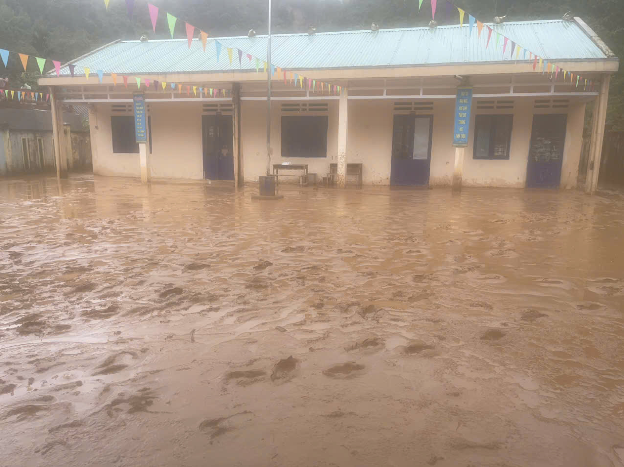 Cận cảnh ngôi làng ở Đà Nẵng bị lũ quét như làng Nủ- Ảnh 17.