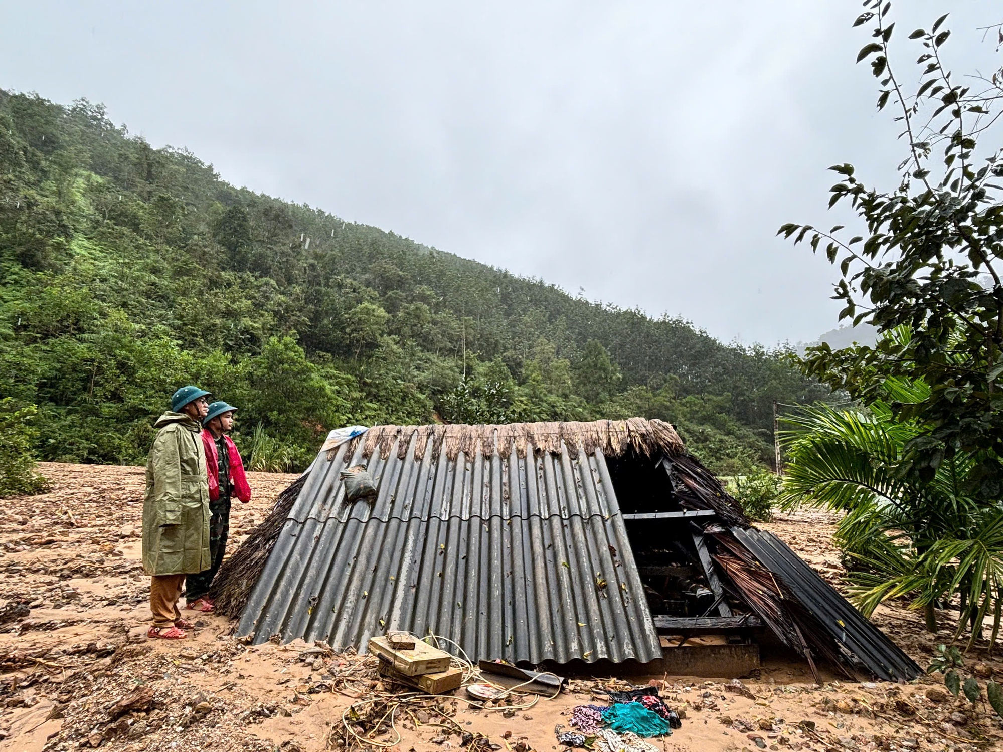 Cận cảnh ngôi làng ở Đà Nẵng bị lũ quét như làng Nủ- Ảnh 9.