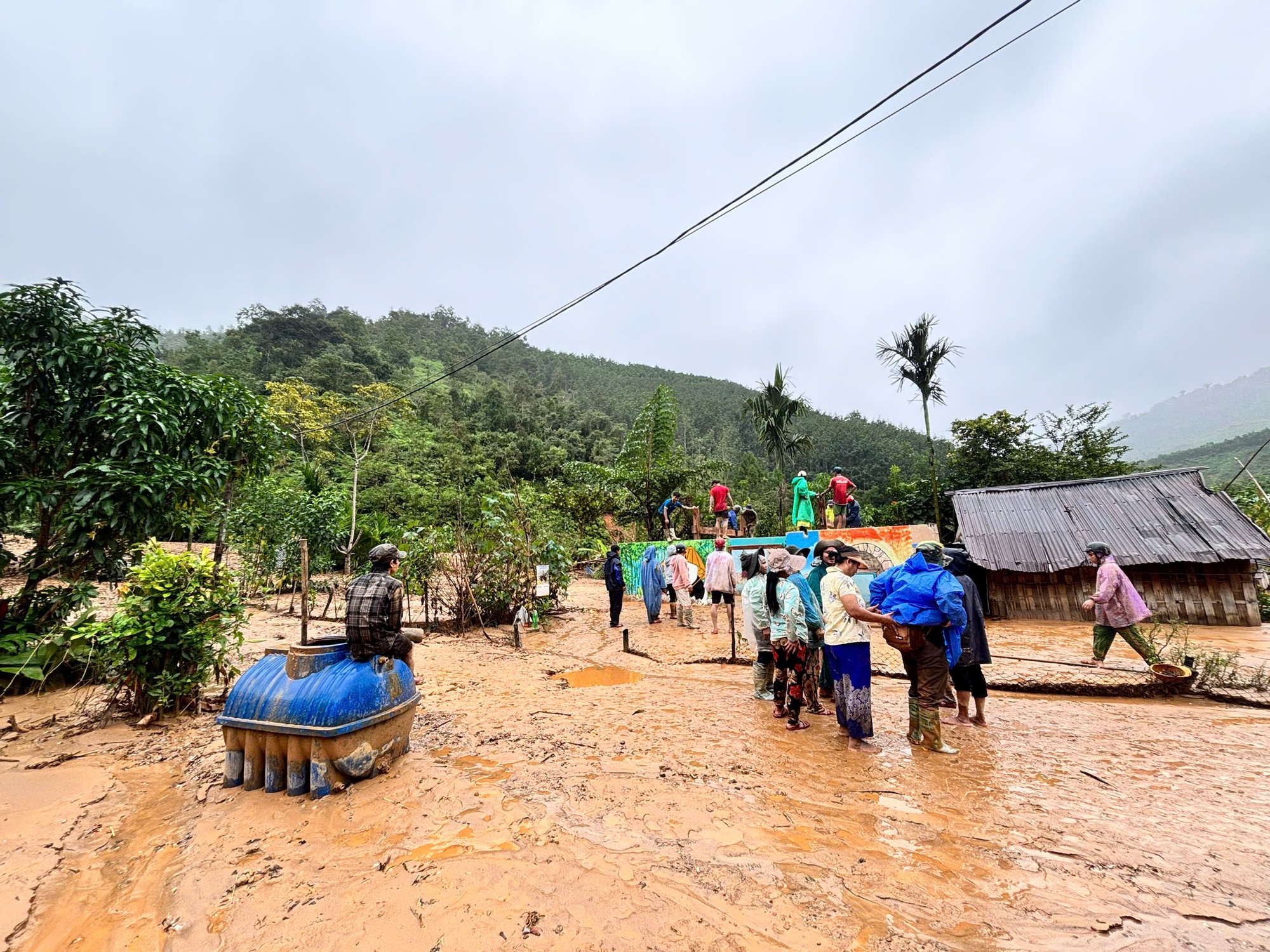 Cận cảnh ngôi làng ở Đà Nẵng bị lũ quét như làng Nủ- Ảnh 15.