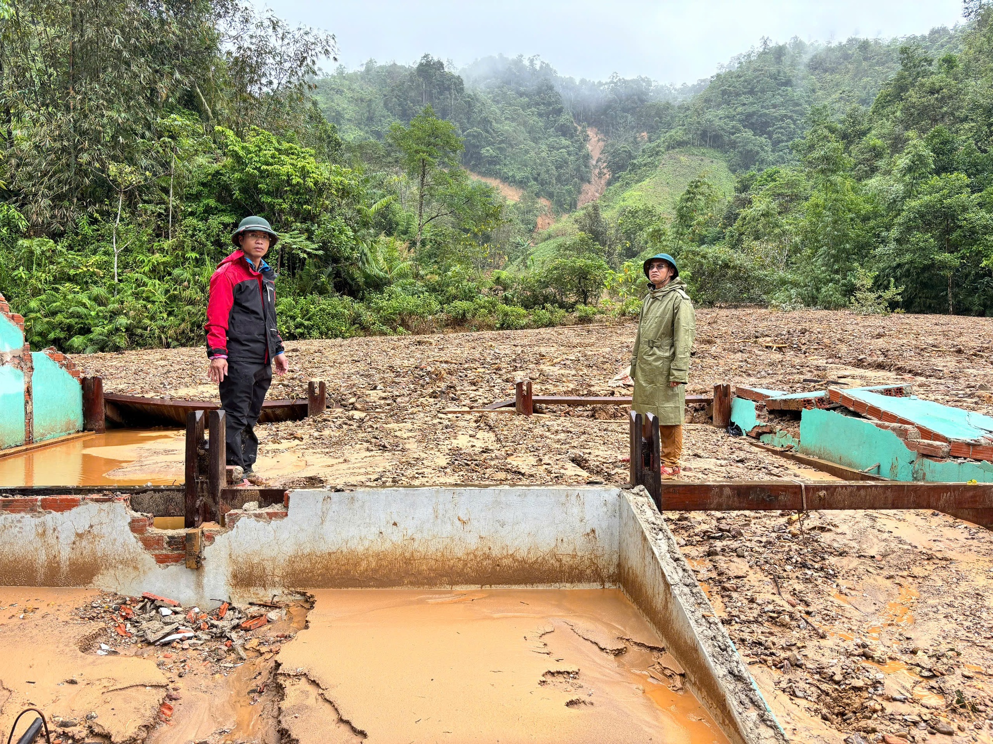 Cận cảnh ngôi làng ở Đà Nẵng bị lũ quét như làng Nủ- Ảnh 8.