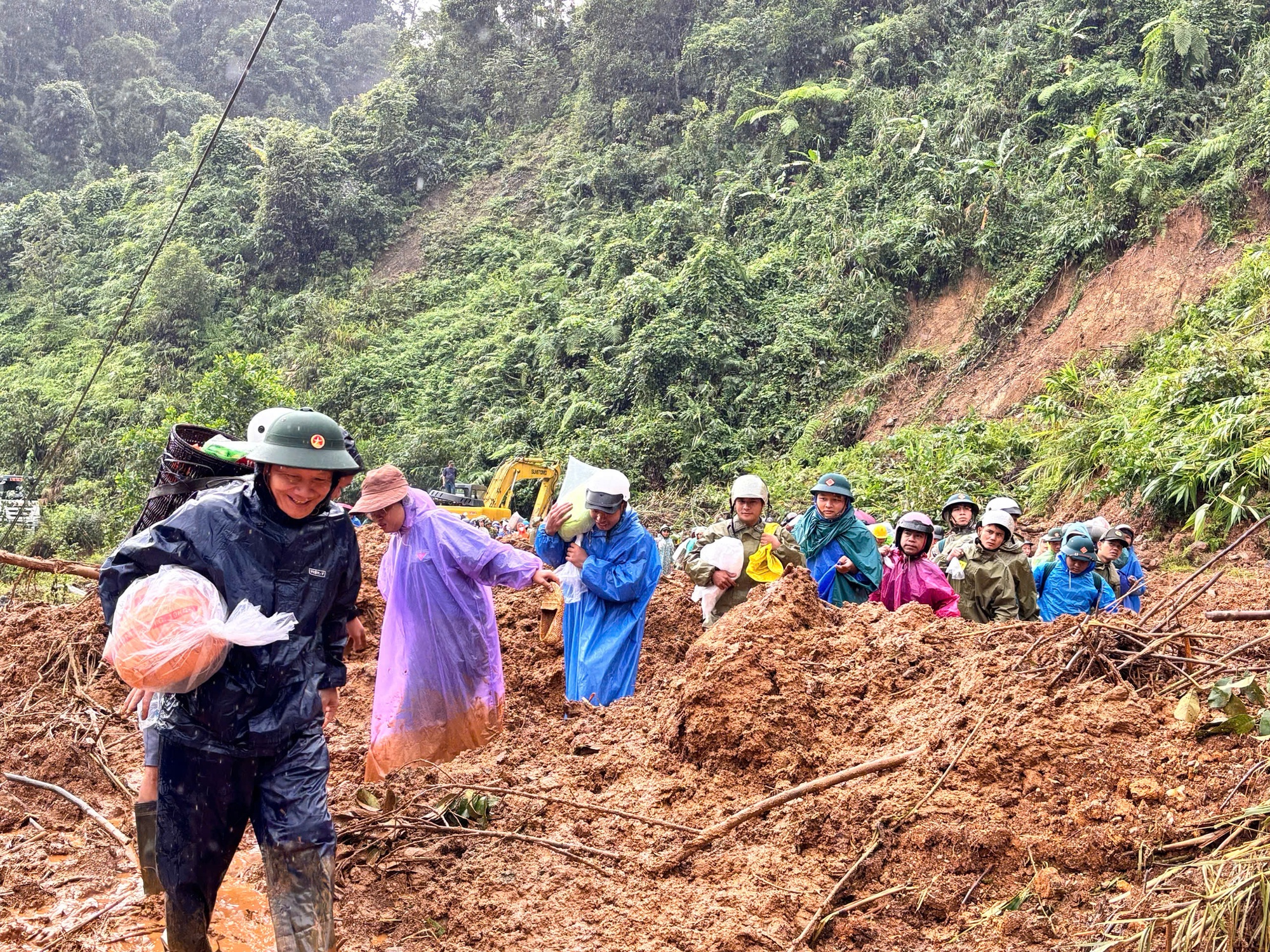 Cận cảnh ngôi làng ở Đà Nẵng bị lũ quét như làng Nủ- Ảnh 23.