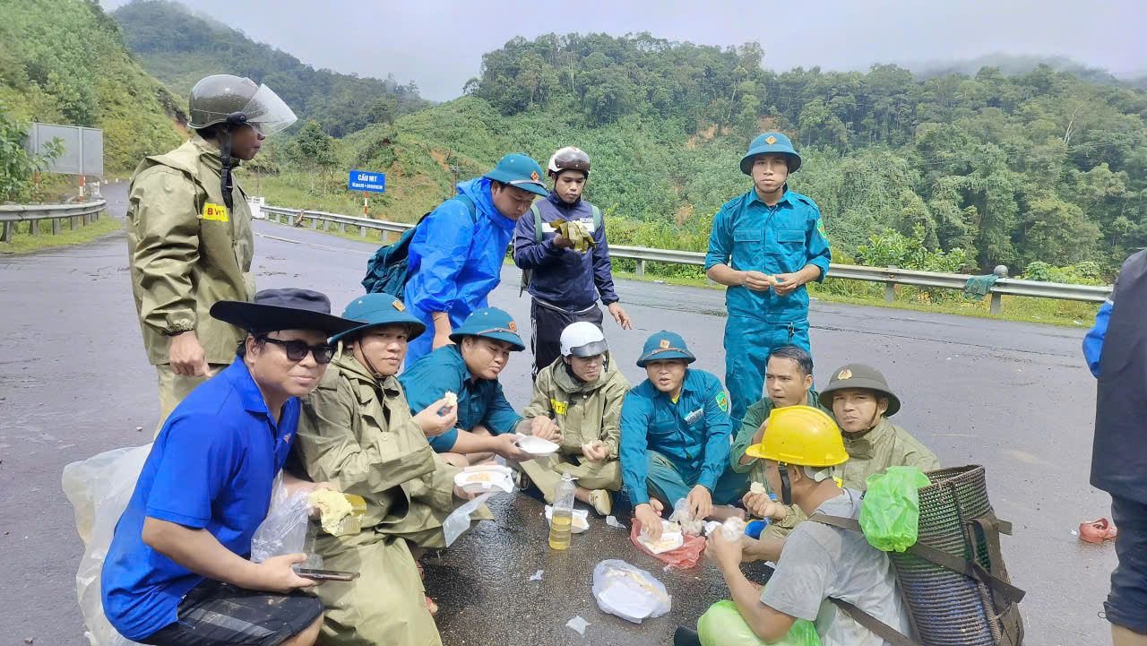 Cận cảnh ngôi làng ở Đà Nẵng bị lũ quét như làng Nủ- Ảnh 20.