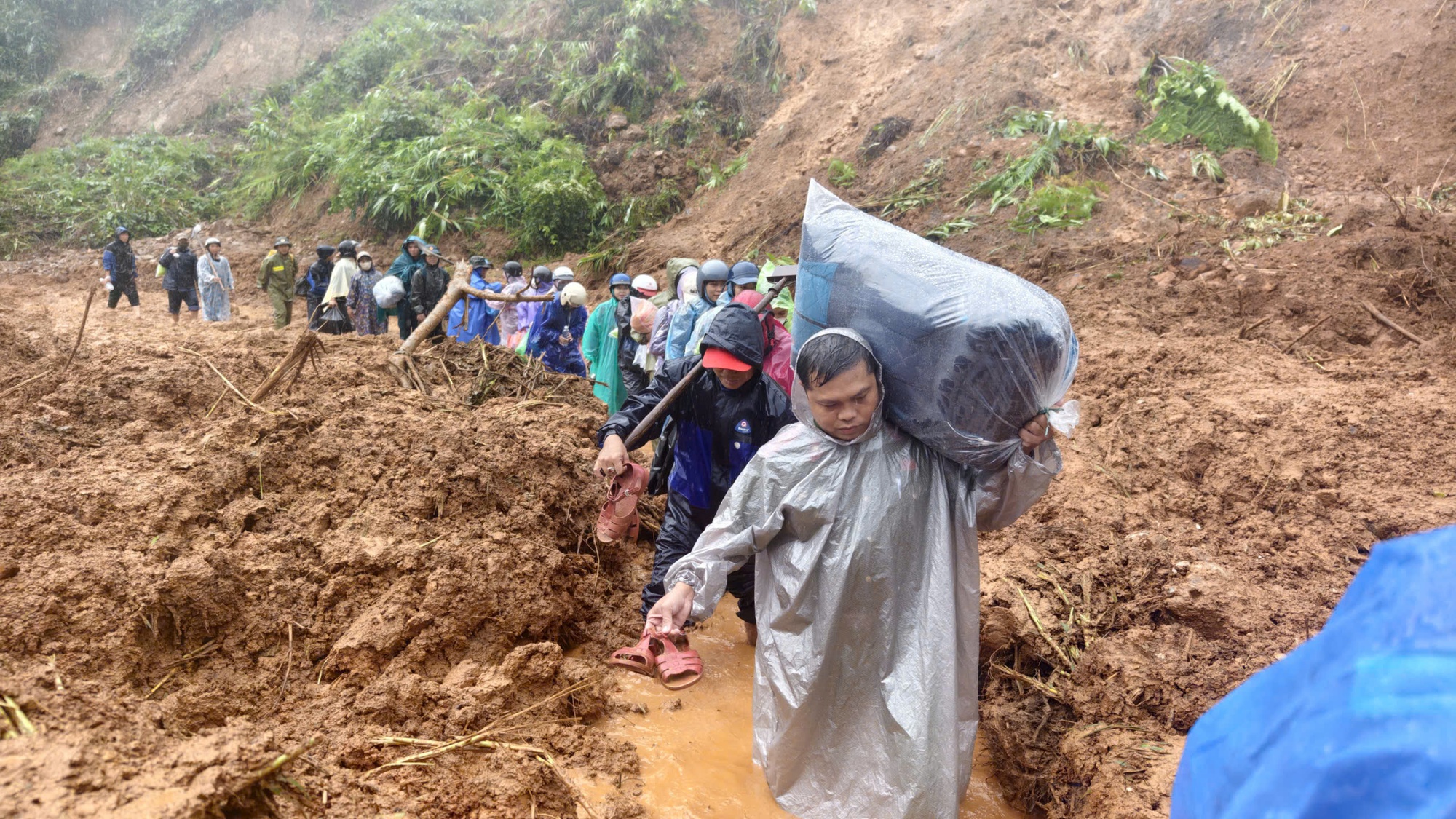 Cận cảnh ngôi làng ở Đà Nẵng bị lũ quét như làng Nủ- Ảnh 26.