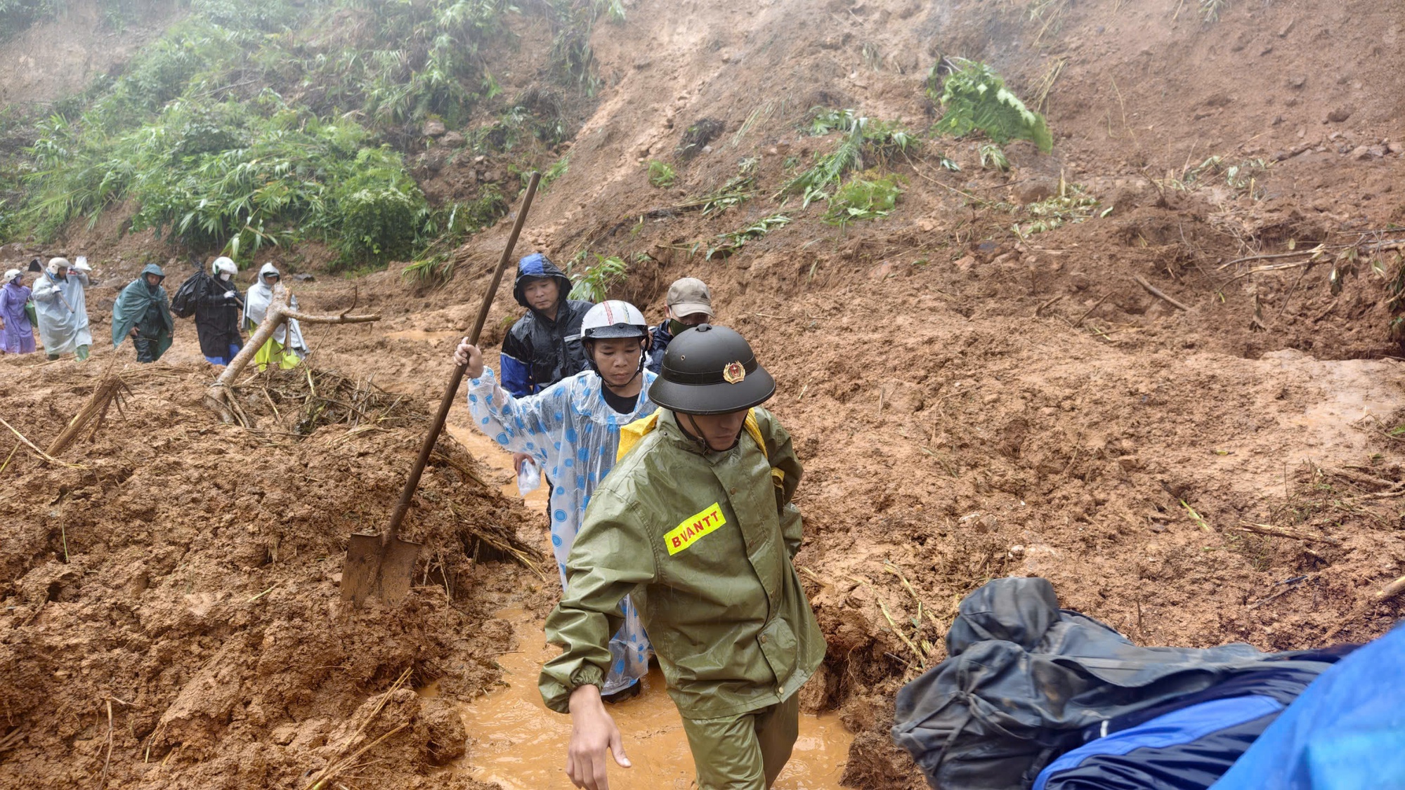 Cận cảnh ngôi làng ở Đà Nẵng bị lũ quét như làng Nủ- Ảnh 25.