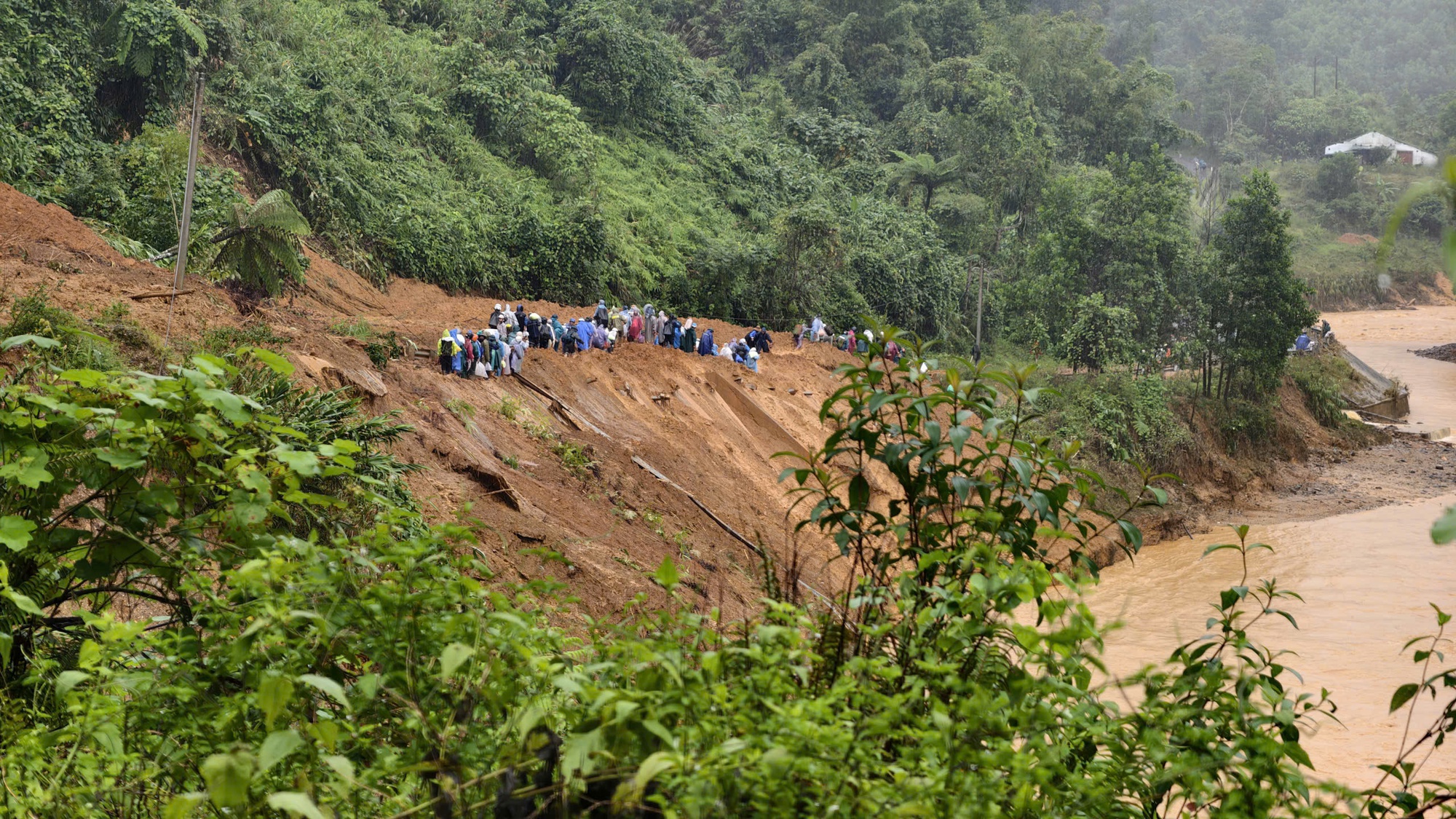 Cận cảnh ngôi làng ở Đà Nẵng bị lũ quét như làng Nủ- Ảnh 24.