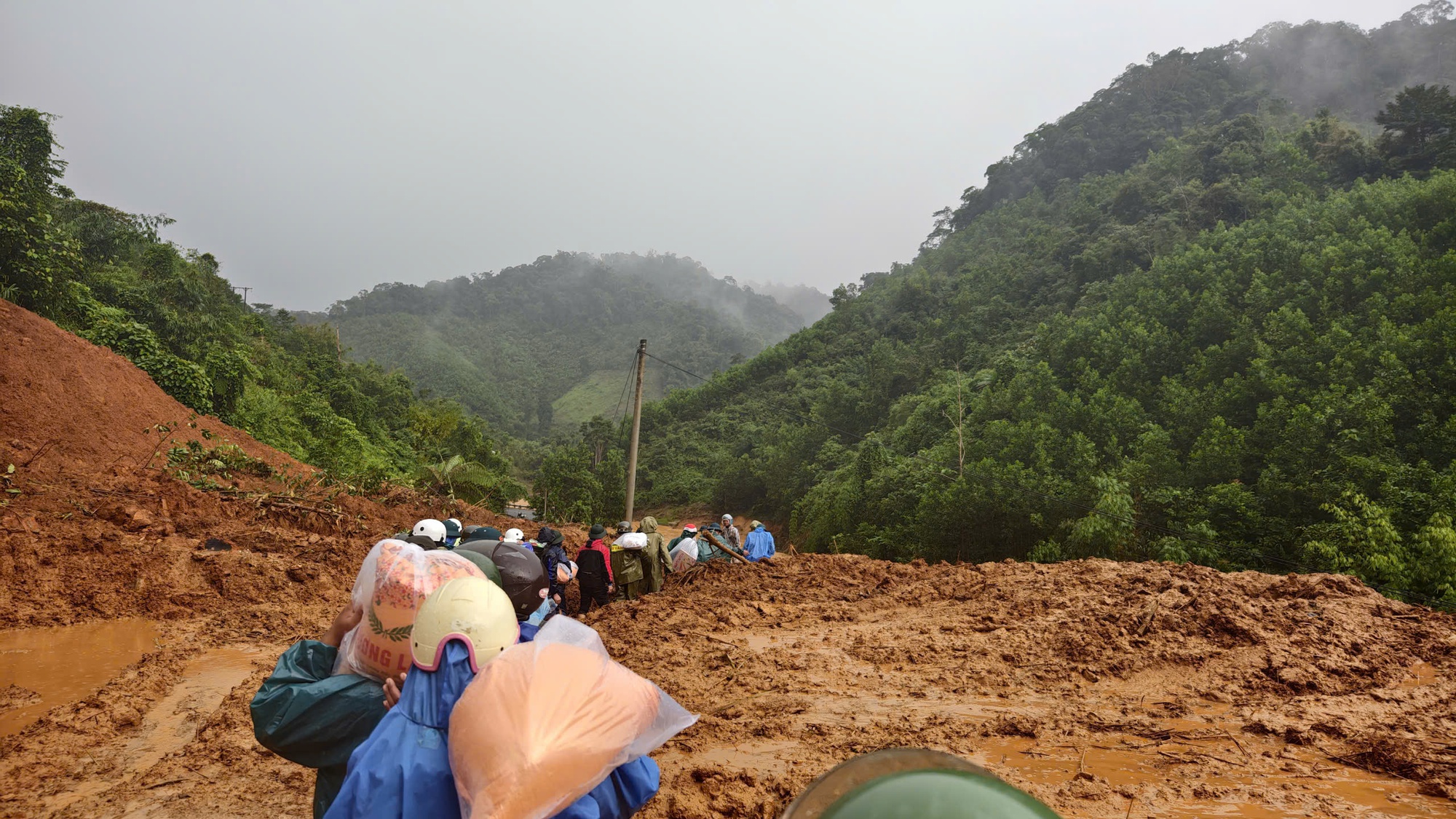 Cận cảnh ngôi làng ở Đà Nẵng bị lũ quét như làng Nủ- Ảnh 27.