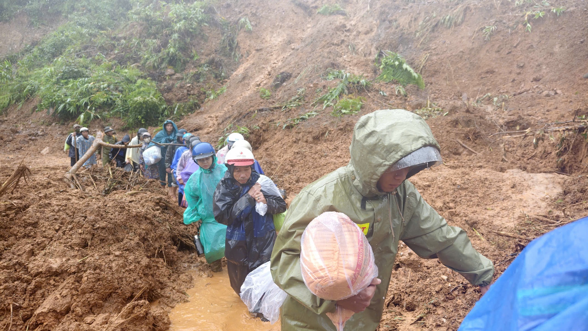 Cận cảnh ngôi làng ở Đà Nẵng bị lũ quét như làng Nủ- Ảnh 28.