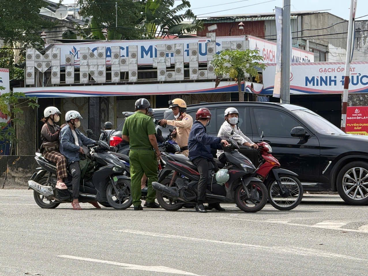 CSGT TP HCM đo nồng độ cồn: Có người say gần như không biết gì- Ảnh 1. CSGT TP HCM đo nồng độ cồn: Có người say gần như không biết gì- Ảnh 1.