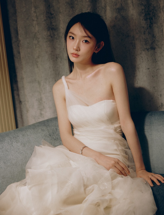 Nghị vấn danh tính mỹ nhân mắc bệnh "mẹ thiên hạ" hành xác cả showbiz, khiến ai cũng chướng mắt - Ảnh 2. Nghị vấn danh tính mỹ nhân mắc bệnh "mẹ thiên hạ" hành xác cả showbiz, khiến ai cũng chướng mắt - Ảnh 2.