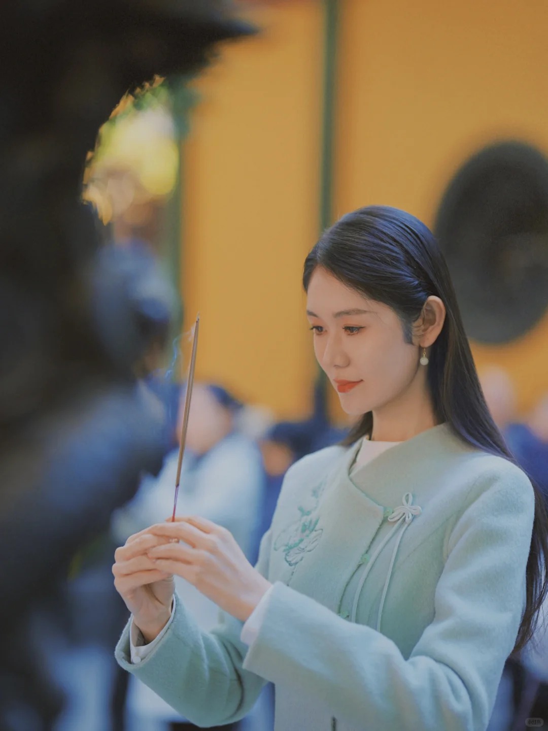 Rằm tháng 10 Âm lịch: 4 kiểu thắp hương vô tình “đốt sạch” vận may mà nhiều nhà vẫn làm- Ảnh 3.