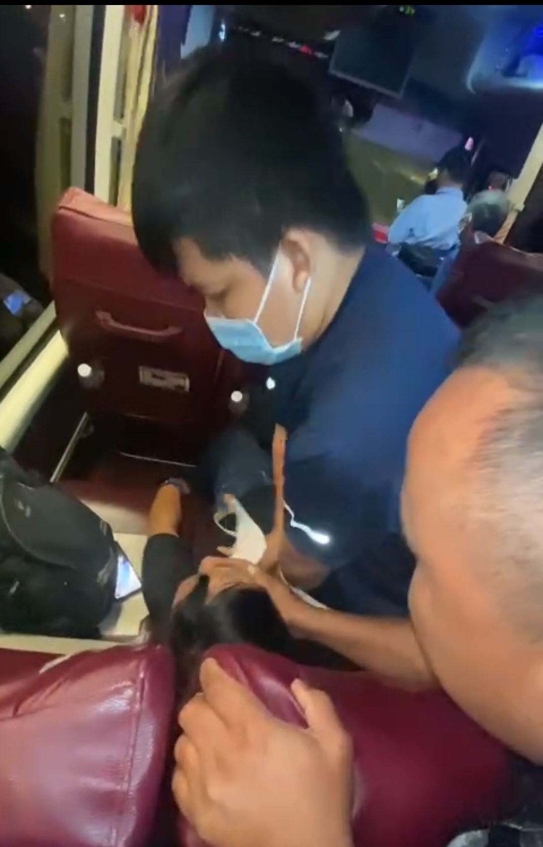 TP HCM: Nghẹt thở 45 giây giành giật sự sống cho nam hành khách bị ngưng tim - Ảnh 1.