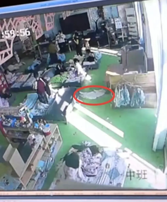 B&eacute; trai 5 tuổi đi học về to&agrave;n n&oacute;i lời lạ l&ugrave;ng, bố &acirc;m thầm đặt m&aacute;y ghi &acirc;m trong t&uacute;i con v&agrave; ph&aacute;t hiện sự thật chấn động- Ảnh 2.