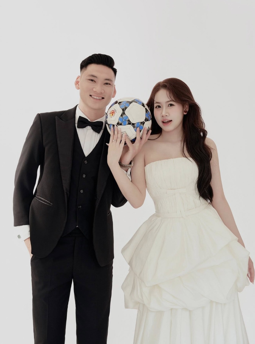 Thủ môn U23 Việt Nam cưới nữ tiếp viên hàng không- Ảnh 7.