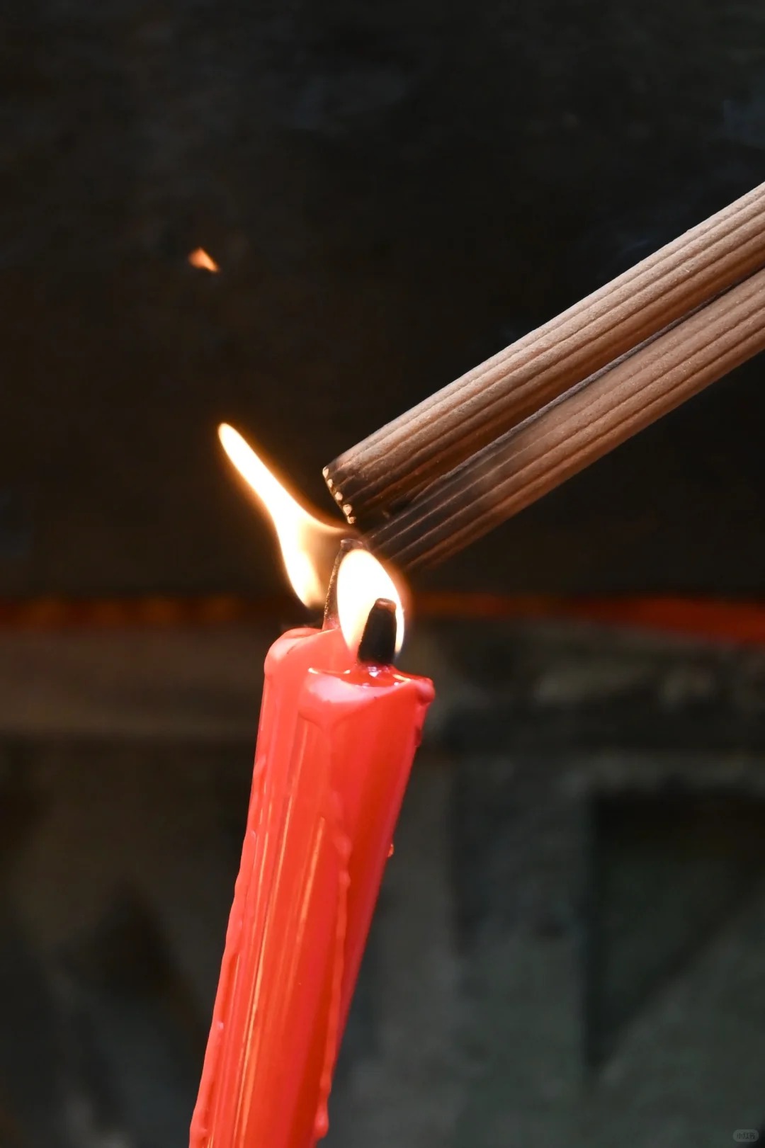 Rằm tháng 10 Âm lịch: 4 kiểu thắp hương vô tình “đốt sạch” vận may mà nhiều nhà vẫn làm- Ảnh 1.