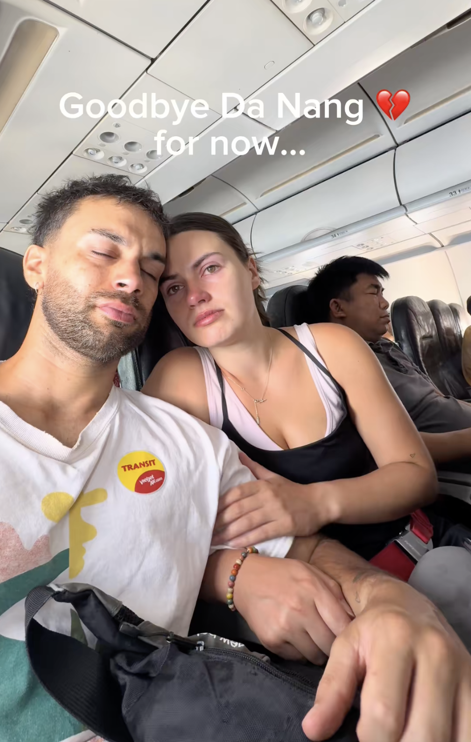 2 du khách ôm nhau khóc trên máy bay rời Việt Nam vì lý do xúc động - Ảnh 1. 2 du khách ôm nhau khóc trên máy bay rời Việt Nam vì lý do xúc động - Ảnh 1.