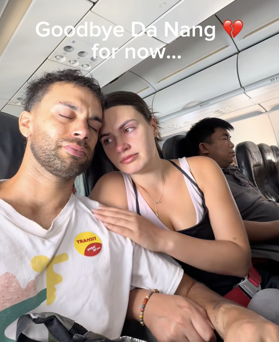 2 du khách ôm nhau khóc trên máy bay rời Việt Nam vì lý do xúc động - Ảnh 2.