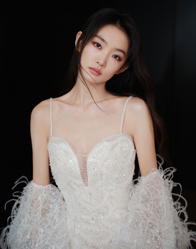 Nghị vấn danh tính mỹ nhân mắc bệnh "mẹ thiên hạ" hành xác cả showbiz, khiến ai cũng chướng mắt - Ảnh 4. Nghị vấn danh tính mỹ nhân mắc bệnh "mẹ thiên hạ" hành xác cả showbiz, khiến ai cũng chướng mắt - Ảnh 4.