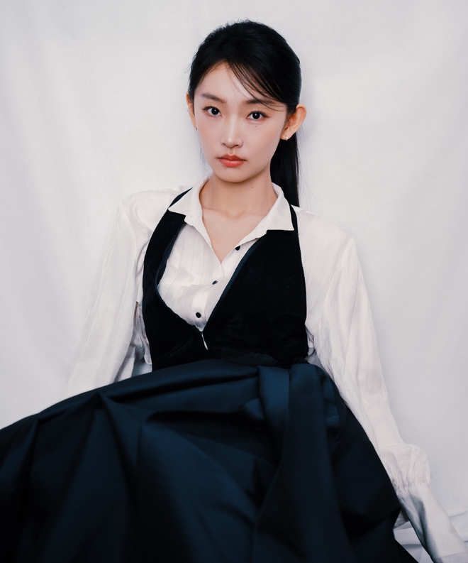 Nghị vấn danh tính mỹ nhân mắc bệnh "mẹ thiên hạ" hành xác cả showbiz, khiến ai cũng chướng mắt - Ảnh 3. Nghị vấn danh tính mỹ nhân mắc bệnh "mẹ thiên hạ" hành xác cả showbiz, khiến ai cũng chướng mắt - Ảnh 3.