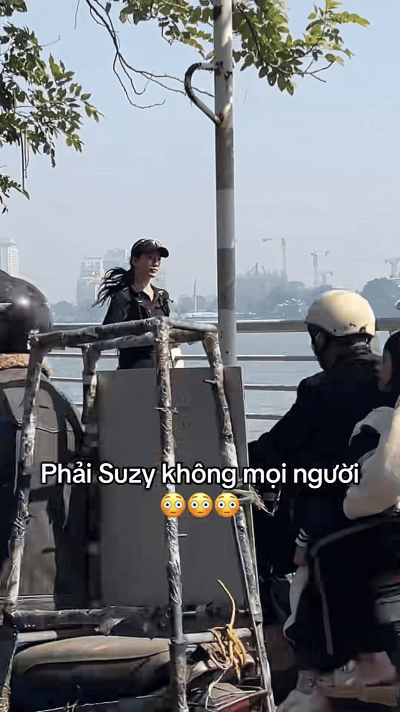 HOT: Bắt gặp Suzy và Kim Seon Ho quay phim ở Hồ Tây, nhan sắc ngoài đời mới là điều gây sốc- Ảnh 1. HOT: Bắt gặp Suzy và Kim Seon Ho quay phim ở Hồ Tây, nhan sắc ngoài đời mới là điều gây sốc- Ảnh 1.