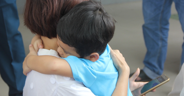 B&eacute; trai 5 tuổi đi học về to&agrave;n n&oacute;i lời lạ l&ugrave;ng, bố &acirc;m thầm đặt m&aacute;y ghi &acirc;m trong t&uacute;i con v&agrave; ph&aacute;t hiện sự thật chấn động- Ảnh 1.