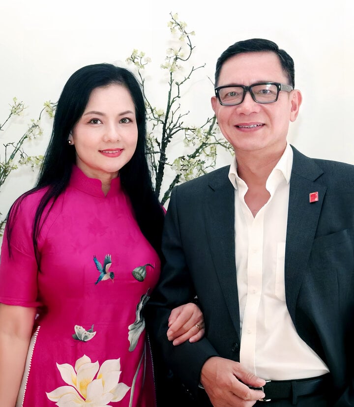 Nữ Đại tá là NSND tóc bạc trắng vẫn đẹp tỏa sáng khi ở bên chồng tài tử, cái nắm tay cũng gây chú ý - Ảnh 2.