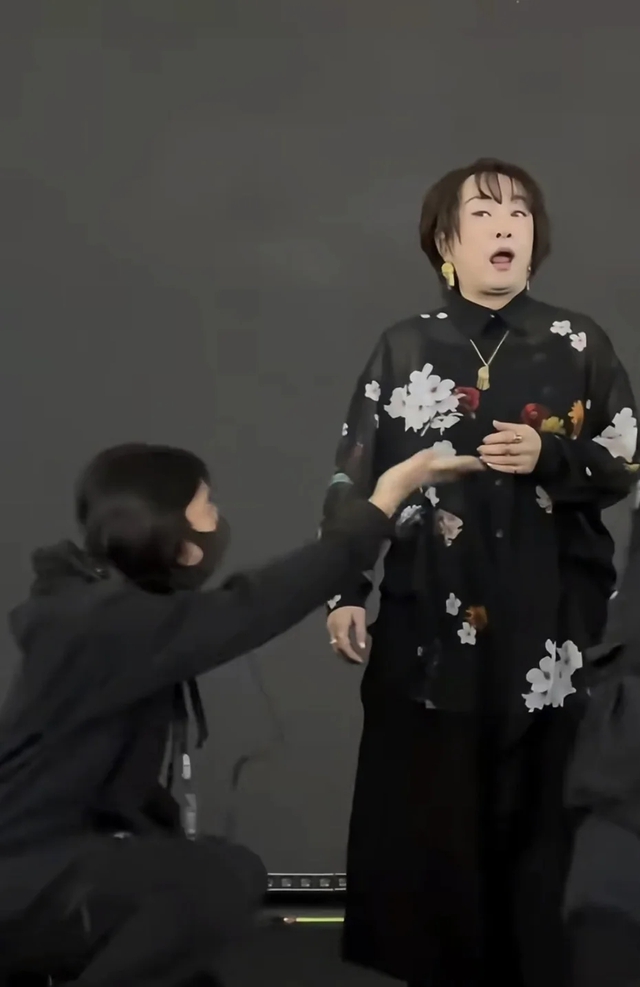 Clip sốc: Nữ ca sĩ nổi tiếng bị BTC ngắt điện, đuổi khỏi sân khấu khi đang trình diễn trong sự ngỡ ngàng- Ảnh 2.