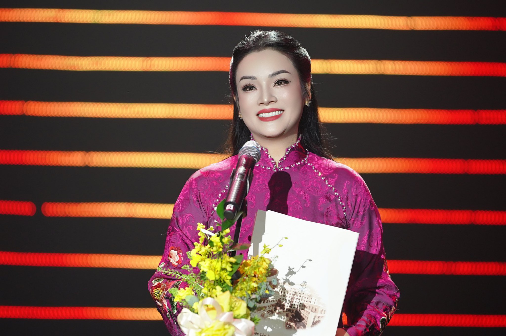 Nữ NSƯT vừa được phong hàm Phó giáo sư không chỉ học vấn khủng, nhan sắc còn trẻ đẹp bất ngờ - Ảnh 3.