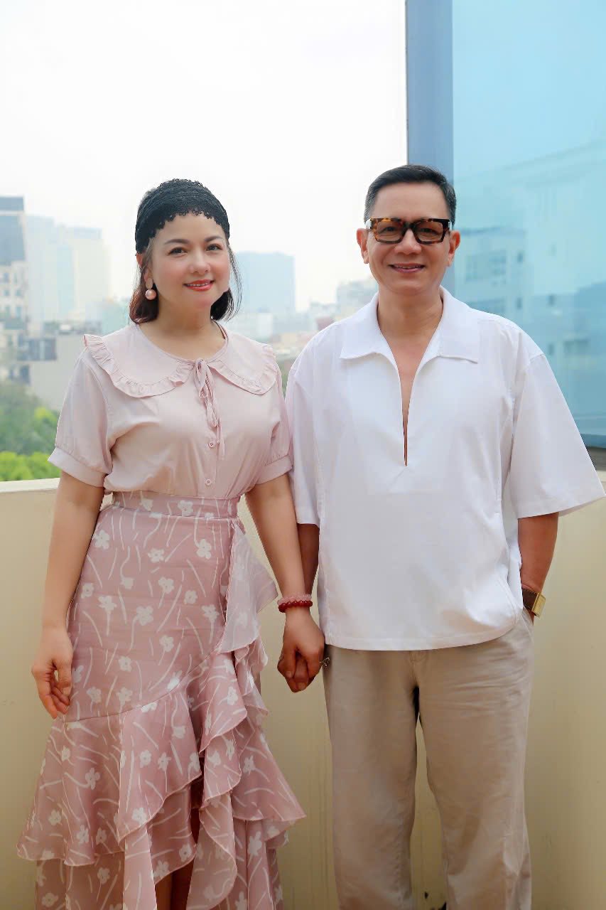 Nữ Đại tá là NSND tóc bạc trắng vẫn đẹp tỏa sáng khi ở bên chồng tài tử, cái nắm tay cũng gây chú ý - Ảnh 4.