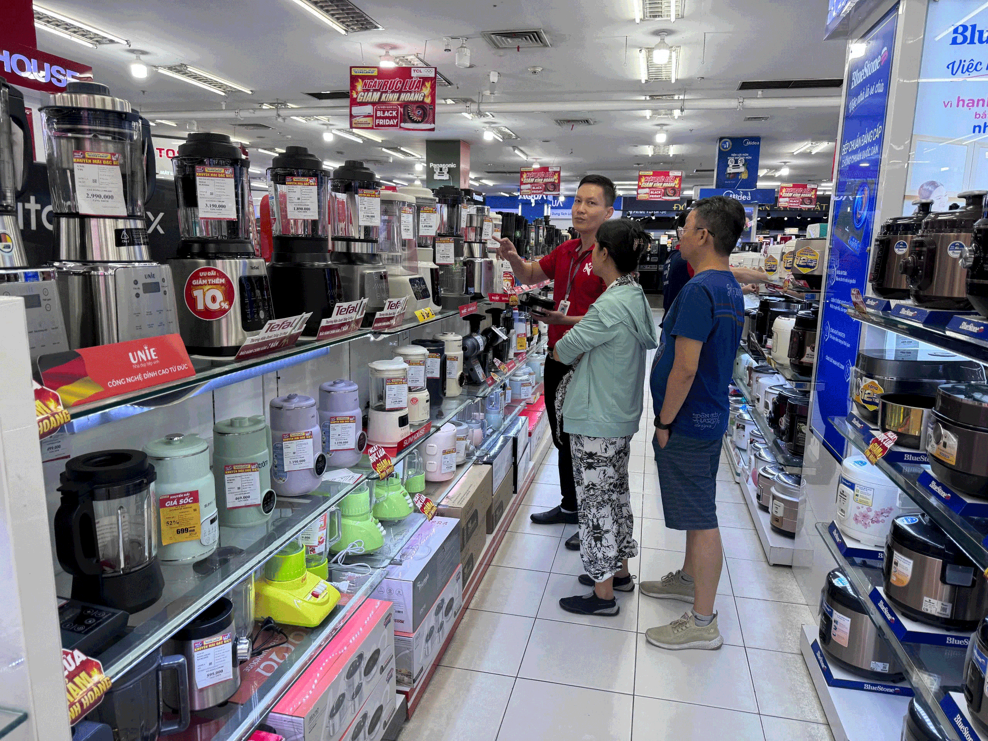 Giải phóng hàng điện máy tồn kho trước Tết - Ảnh 1.