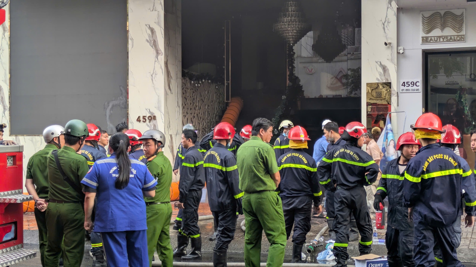 Cháy thẩm mỹ viện ở TPHCM Nguyên nhân và cứu nạn 20 người thoát hiểm - Ảnh 1.