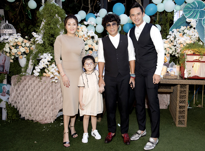 Nam đạo diễn phim doanh thu trăm tỷ, lấy vợ kém 12 tuổi:  Nam đạo diễn phim doanh thu trăm tỷ, lấy vợ kém 12 tuổi: