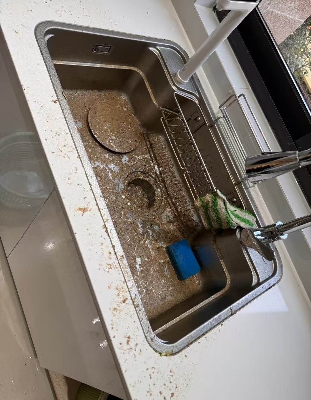 Mua căn hộ tầng hai có sân thượng tưởng trúng số, nhưng khi chuyển đến tôi mới biết đó là khởi đầu của chuỗi ngày “ác mộng”- Ảnh 1.