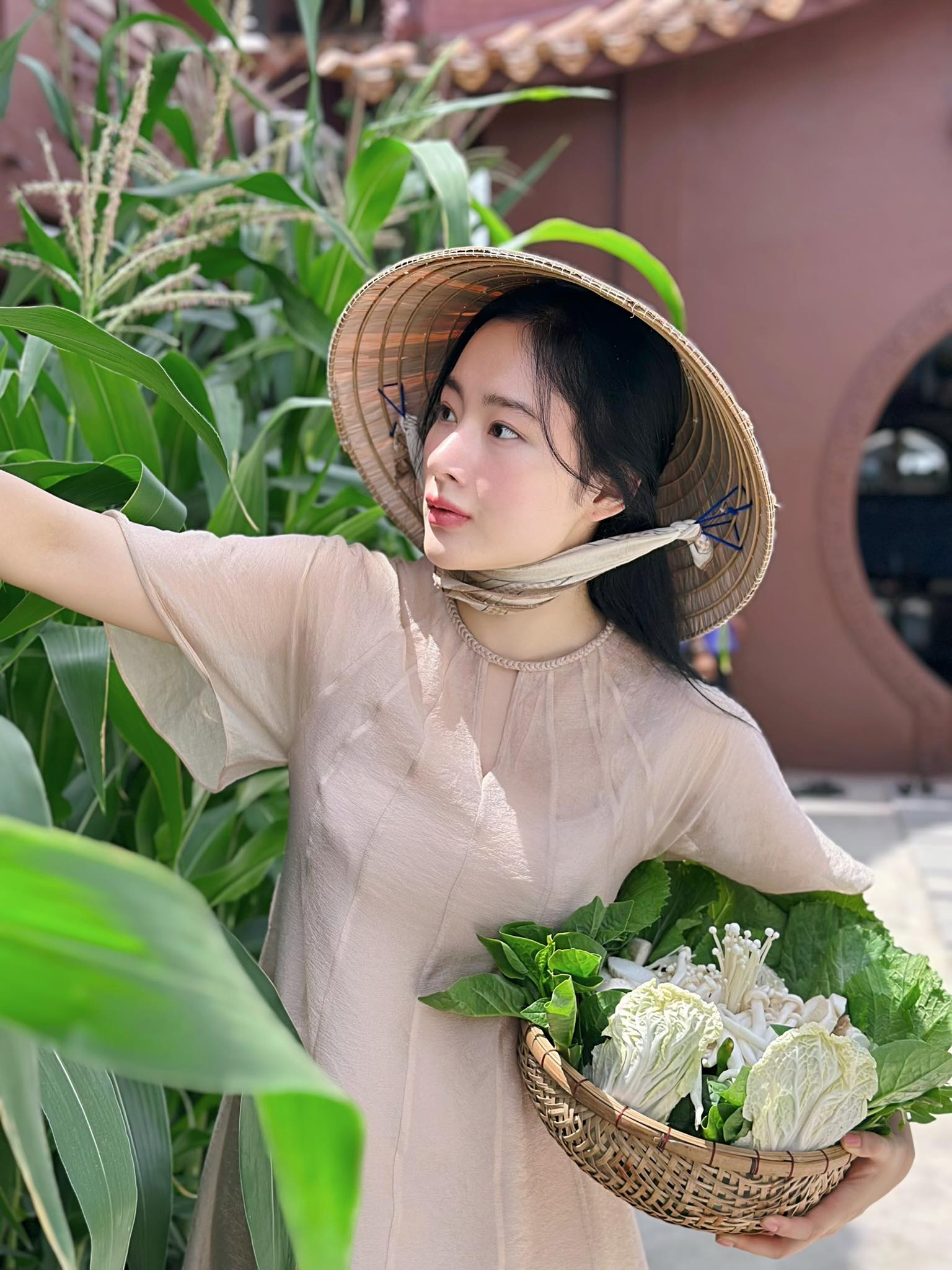 Bắt gặp Angela Phương Trinh sánh đôi bên Phạm Văn Mách, ngoại hình đàng gái có Bắt gặp Angela Phương Trinh sánh đôi bên Phạm Văn Mách, ngoại hình đàng gái có