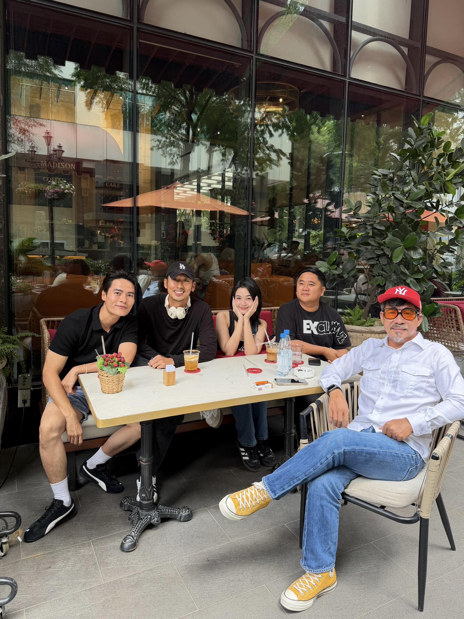 Nam đạo diễn phim doanh thu trăm tỷ, lấy vợ kém 12 tuổi:  Nam đạo diễn phim doanh thu trăm tỷ, lấy vợ kém 12 tuổi: