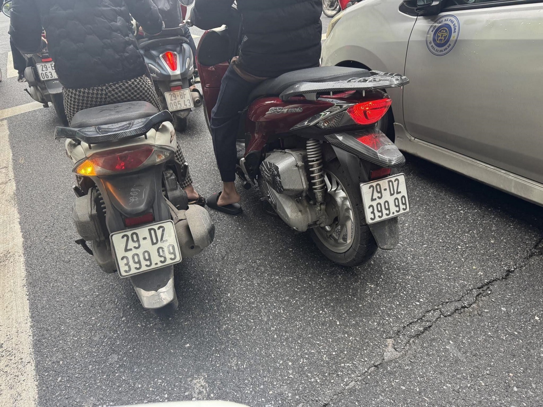 Hai xe m&aacute;y đang "hot" nhất tr&ecirc;n phố H&agrave; Nội l&uacute;c n&agrave;y, ph&aacute;t hiện th&ecirc;m sự tr&ugrave;ng hợp- Ảnh 1.