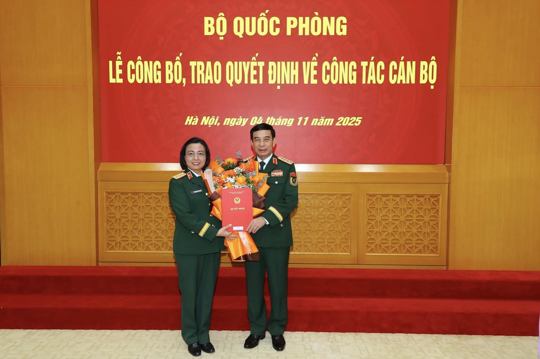 Nữ bác sĩ được thăng quân hàm Trung tướng- Ảnh 1.