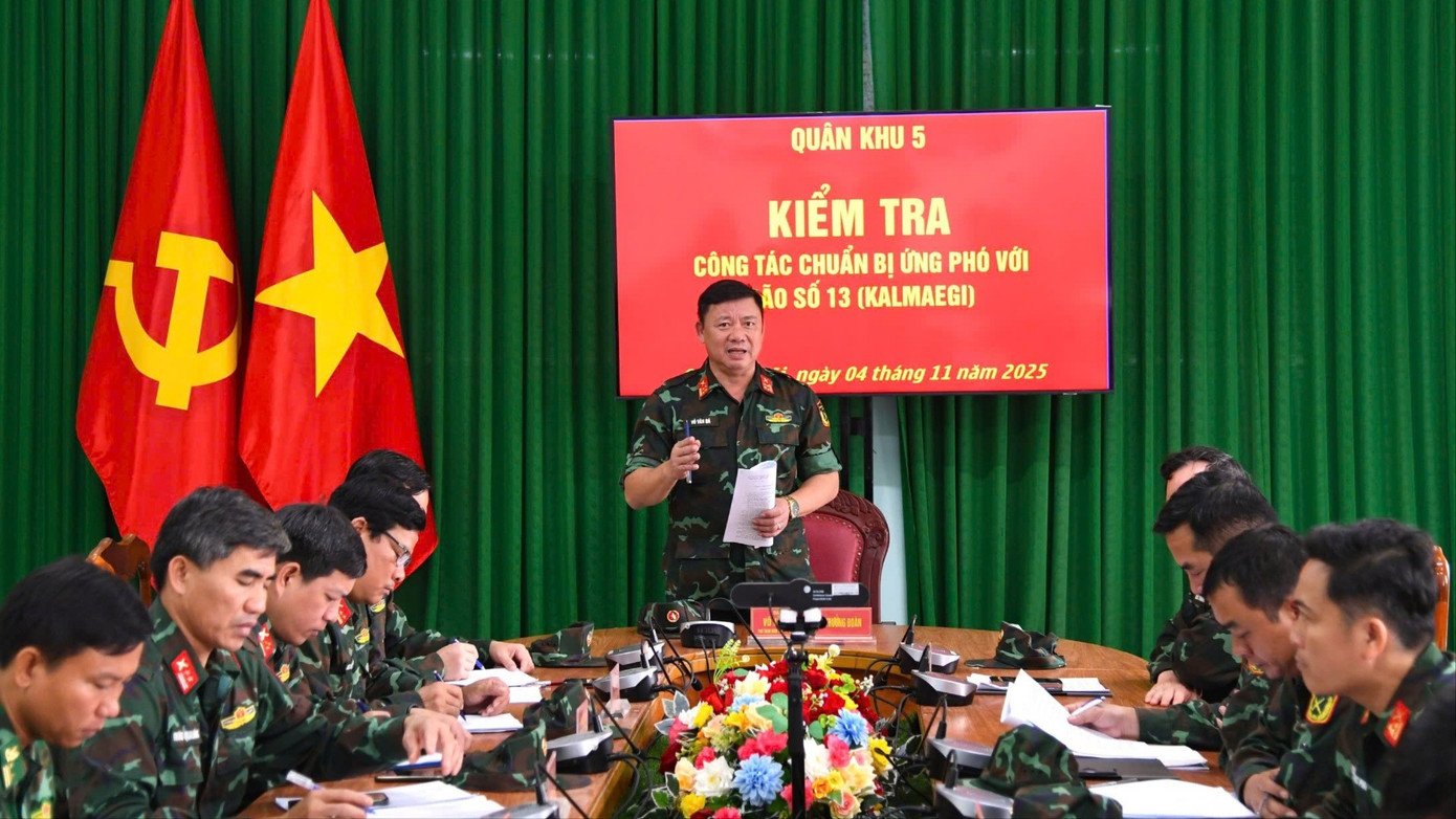 Quân khu 5 sẵn sàng xe bọc thép ứng phó với bão số 13- Ảnh 1.