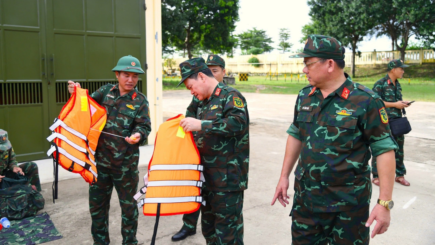 Quân khu 5 sẵn sàng xe bọc thép ứng phó với bão số 13- Ảnh 3.