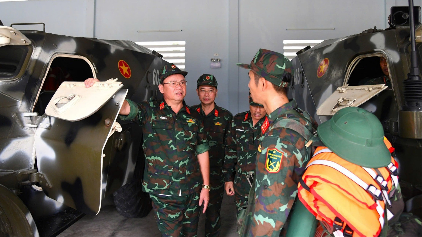 Quân khu 5 sẵn sàng xe bọc thép ứng phó với bão số 13- Ảnh 7.