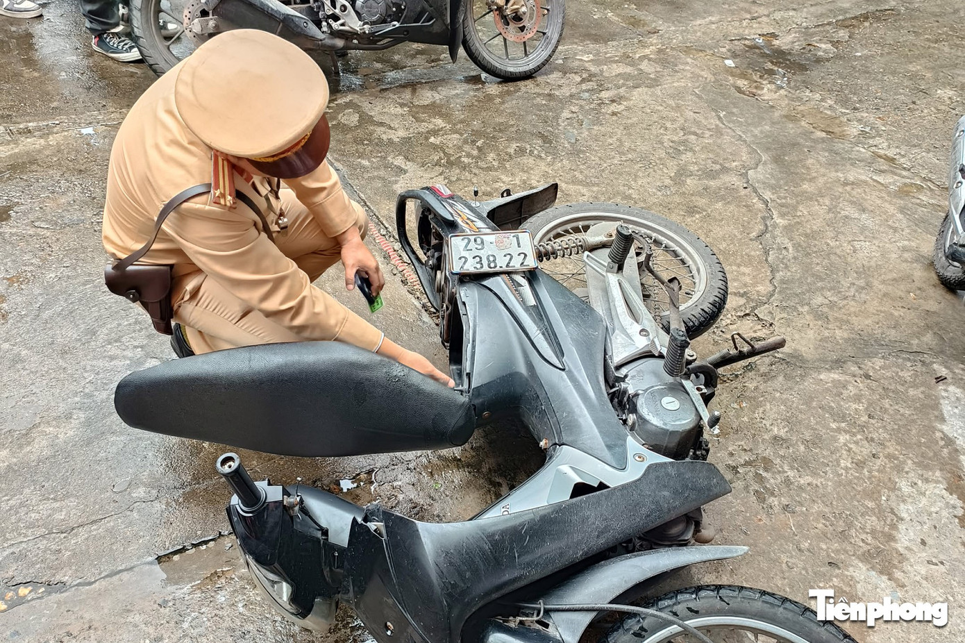 CSGT Hà Nội đồng loạt kiểm tra bãi gửi xe trường học: Nhiều học sinh mang xe 'tẩu tán' vẫn bị truy tận nơi- Ảnh 6.