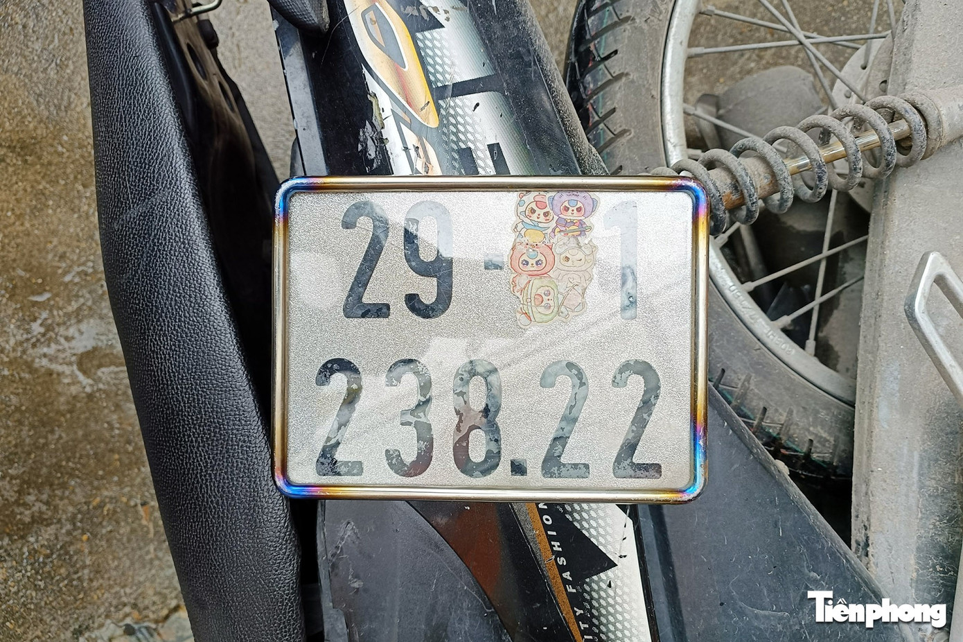 CSGT Hà Nội đồng loạt kiểm tra bãi gửi xe trường học: Nhiều học sinh mang xe 'tẩu tán' vẫn bị truy tận nơi- Ảnh 7.