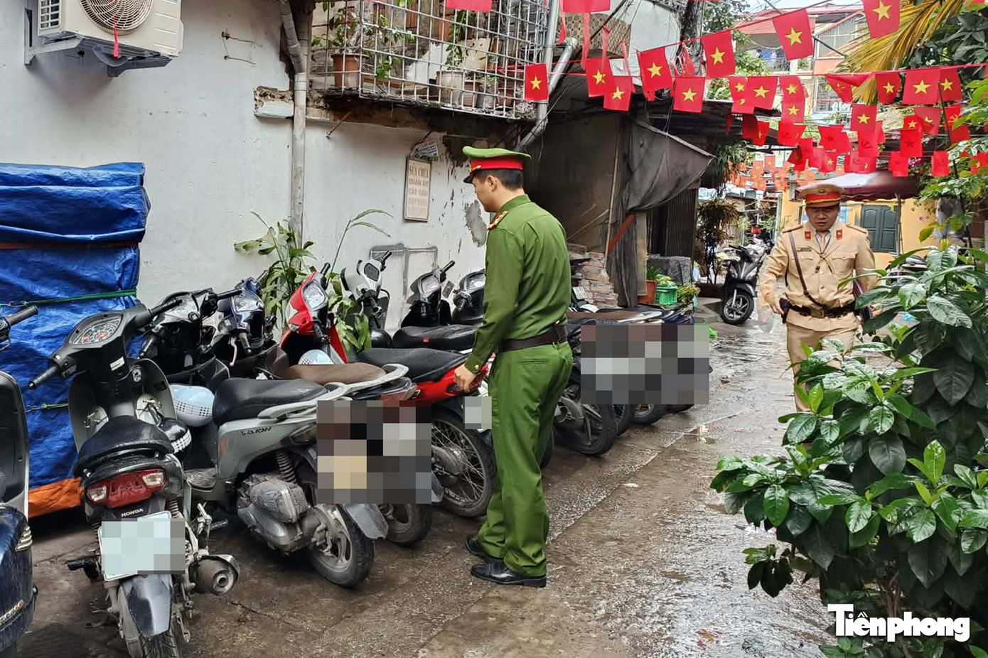 CSGT Hà Nội đồng loạt kiểm tra bãi gửi xe trường học: Nhiều học sinh mang xe 'tẩu tán' vẫn bị truy tận nơi- Ảnh 4.