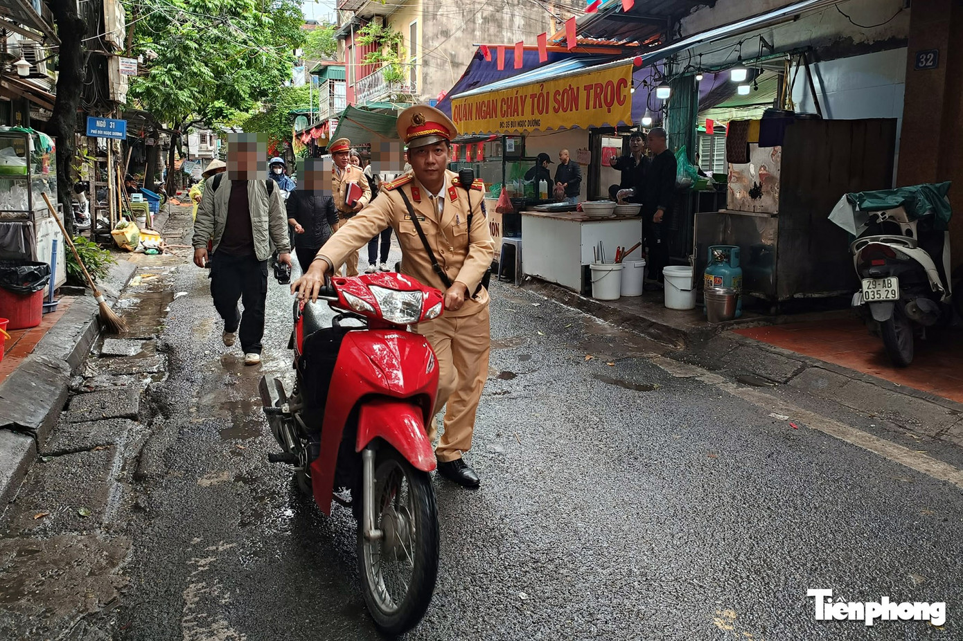 CSGT Hà Nội đồng loạt kiểm tra bãi gửi xe trường học: Nhiều học sinh mang xe 'tẩu tán' vẫn bị truy tận nơi- Ảnh 5.