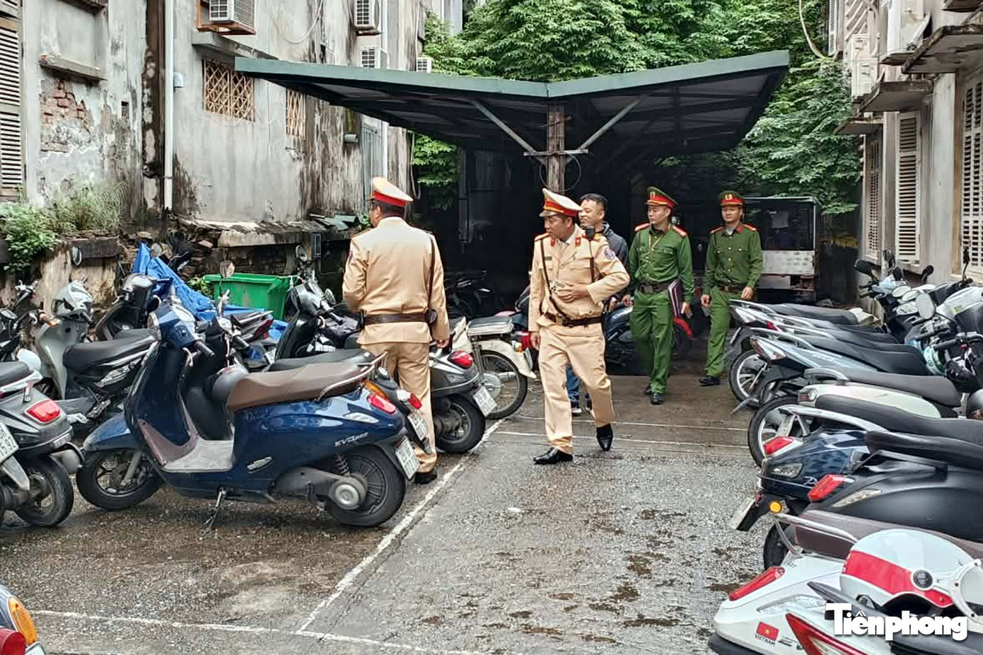 CSGT Hà Nội đồng loạt kiểm tra bãi gửi xe trường học: Nhiều học sinh mang xe 'tẩu tán' vẫn bị truy tận nơi- Ảnh 1.