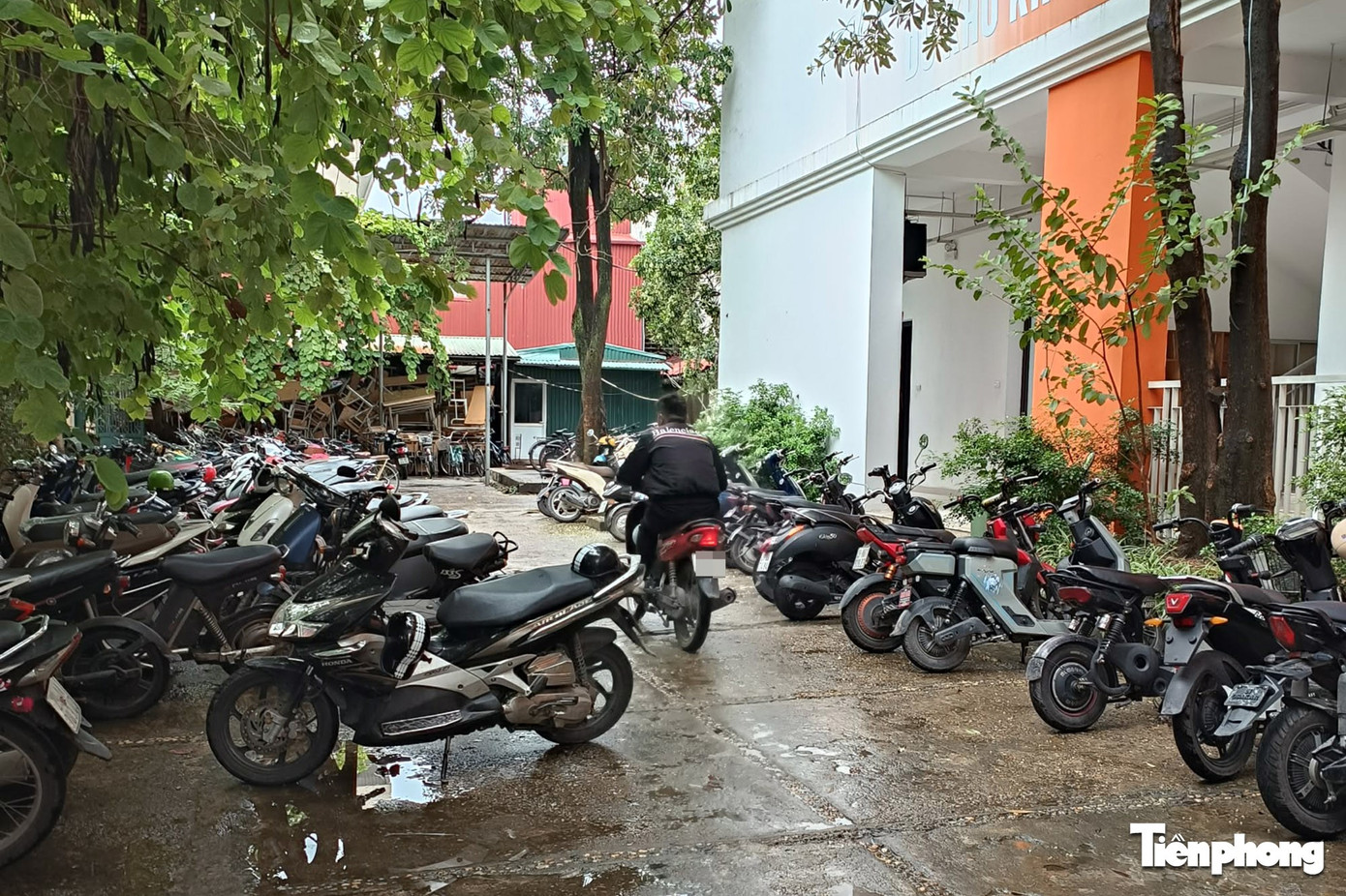 CSGT Hà Nội đồng loạt kiểm tra bãi gửi xe trường học: Nhiều học sinh mang xe 'tẩu tán' vẫn bị truy tận nơi- Ảnh 2.