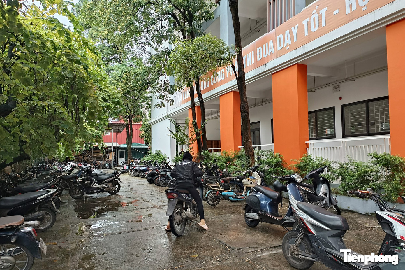 CSGT Hà Nội đồng loạt kiểm tra bãi gửi xe trường học: Nhiều học sinh mang xe 'tẩu tán' vẫn bị truy tận nơi- Ảnh 3.