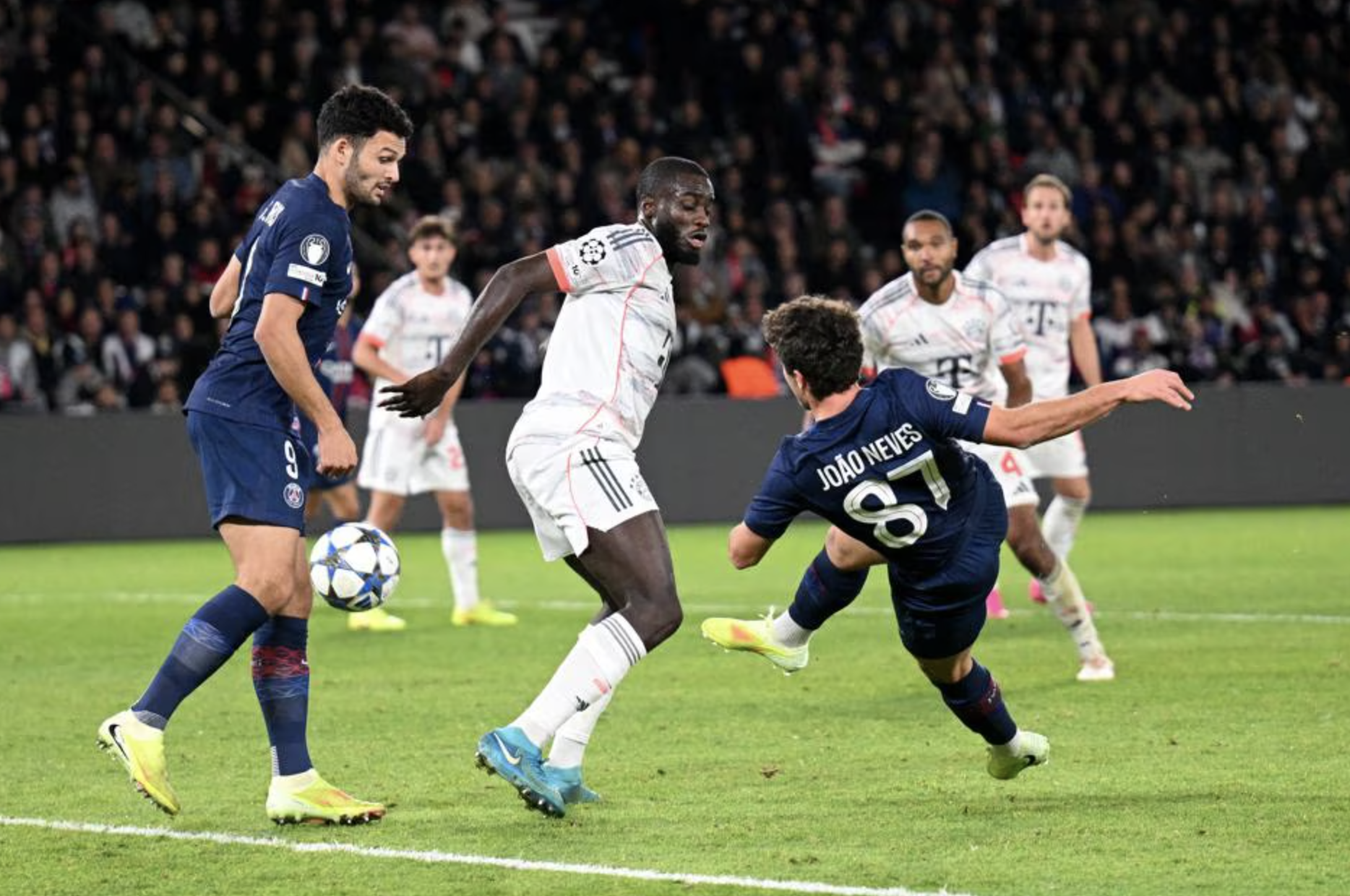 Champions League: Bayern Munich hạ gục "vua châu Âu", thẻ đỏ gây tranh cãi- Ảnh 5.