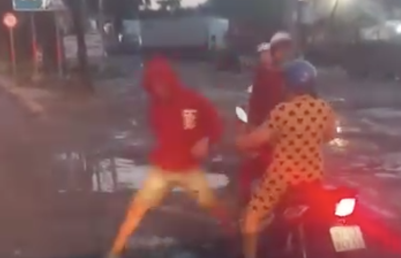 TP HCM: Xác minh video nam thanh niên mặc áo đỏ đập gãy gương ô tô tải- Ảnh 2.