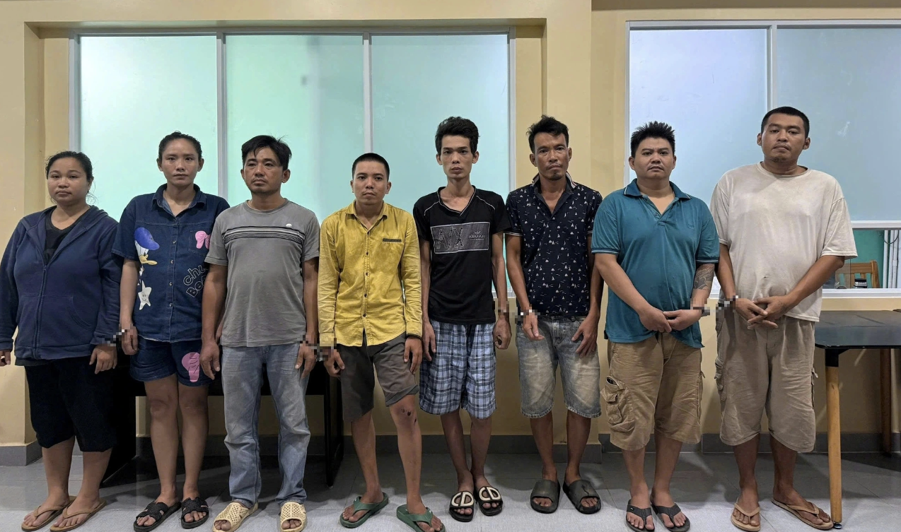 Sau kiểm tra 1 nhà nghỉ ở TP HCM, công an đã bắt giữ tổng cộng 8 người- Ảnh 1. Sau kiểm tra 1 nhà nghỉ ở TP HCM, công an đã bắt giữ tổng cộng 8 người- Ảnh 1.